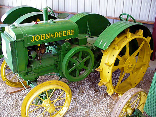 The Deere Model D, produced from 1923 to 1953, boasts the longest production span of all the two-cylinder John Deere tractors. Over 160,000 were made. This one was manufactured prior to 1926. This file is licensed under the Creative Commons Attribution-Share Alike 3.0 Unported license. Attribution: Artiez at the English language Wikipedia.