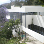 A Richard Neutra design, this is the Lovell House at 4616 Dundee Dr., Los Angeles, built in 1971. It is believed to be the first steel-frame house built in the United States and also is an early example of the use of gunite (sprayed-on concrete). Image by Los Angeles, licensed under the Creative Commons Attribution-Share Alike 3.0 Unported license.