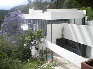 A Richard Neutra design, this is the Lovell House at 4616 Dundee Dr., Los Angeles, built in 1971. It is believed to be the first steel-frame house built in the United States and also is an early example of the use of gunite (sprayed-on concrete). Image by Los Angeles, licensed under the Creative Commons Attribution-Share Alike 3.0 Unported license.