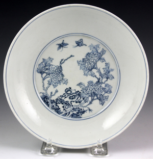 Blue and white porcelain plate, China, Yongzheng Period (1723-1735), in a custom silk-lined box. Estimate: $20,000-$30,000. Image courtesy of Kaminski Auctions.