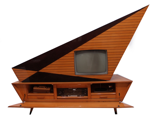 Scarce Kuba Komet television (estimate $1,000-$2,000). Image courtesy of Austin Auction Gallery.