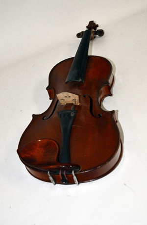 Camillo Mandelli di Calco violin, 1929, having original case and bow, bearing label: ‘Camillo Mandelli, Fidibus Anno 1929.’ Estimate: $10,000-$15,000. Image courtesy of Roland Auctions.