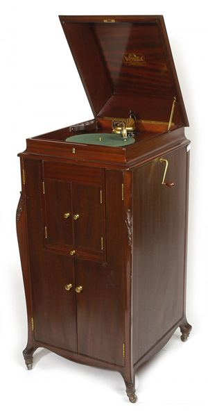 This Victor ‘L-door’ phonograph, Style VV-XVI, has a carved mahogany case. Image courtesy of LiveAuctioneers Archive and Forsythes’ Auctions LLC.