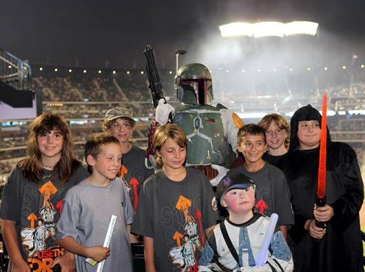 Boba Fett poses with fans who support Stand Up to Cancer. Image courtesy of Tiffany Mamone, Auction Central News.