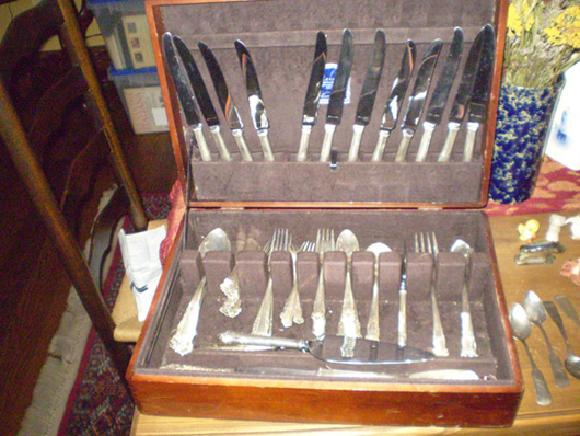 Lunt sterling silver flatware service. Stephenson's image.