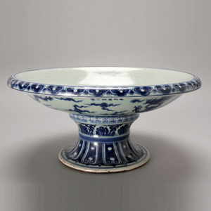 A large blue and white porcelain stem tray decorated in Ming Dynasty style dragons. Sold for $108,000. Image courtesy of Michaan’s Auctions.