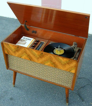 An early 1960s Morse Balmoral Model 8522 solid state stereophonic phonograph in a much smaller than average console: 30 inches wide, 27 inches tall and 16 inches deep. Image courtesy of LiveAuctioneers Archive and Premiere Auction Center.