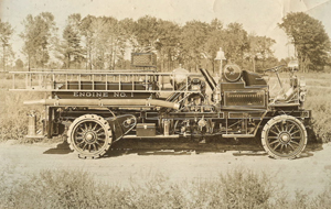Knox Automobile of Springfield, Mass., manufactured the first modern fire engine in 1905. Image courtesy of Wikimedia Commons.