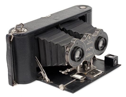 Kodak Stereo Camera Model 1 with Kodak Anastigmat lenses. Manufactured by Eastman Kodak Co., Rochester, NY. Image courtesy of Fuller’s Fine Arts Auctions.