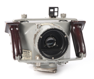 Japanese Army ultrasmall handheld aerial roll film camera (GSK-99) with Hexar Ser. II lens and KOO-Tiyoko shutter. Includes a metal carrying case, two additional roll film backs and two filters. Image courtesy of Fuller’s Fine Arts Auctions.