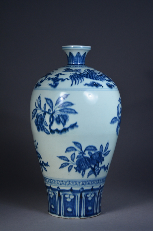 Chinese Ming Dynasty blue and white porcelain Meiping vase, 35 cm (14 inches) high. Image courtesy of 888 Auctions.