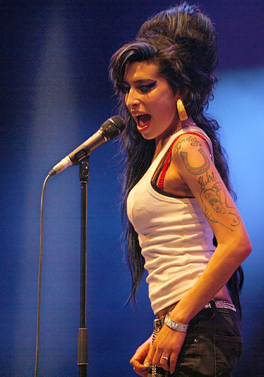 Amy Winehouse performing at the Eurockeennes of 2007. Image courtesy of Bojars, licensed under the Creative Commons Attribution-Share Alike 2.0 France license.