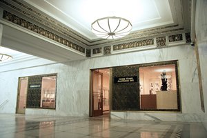 The elegant entrance to Hong Kong Auction Gallery at the Lefcourt Colonial Building, 295 Madison Ave., in New York City. Image courtesy of Hong Kong Auction Gallery.