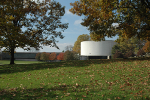 Critics contend the Cyclorama Building blocks views showing the expanse of the Gettysburg battlefield. Image courtesy of Wikimedia Commons.