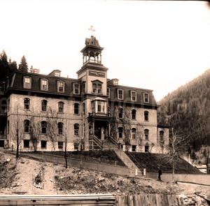 1909 historical photo of Providence Hospital in the mining town of Wallace, Idaho. Image courtesy of University of Idaho Library Digital Collections.