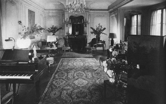 Interior of Cole Porter's residence. Image courtesy of Leslie Hindman Auctioneers.