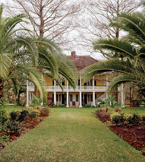 Built in the late 1700s, the plantation house was expanded in 1827. Image courtesy Neal Auction Co.
