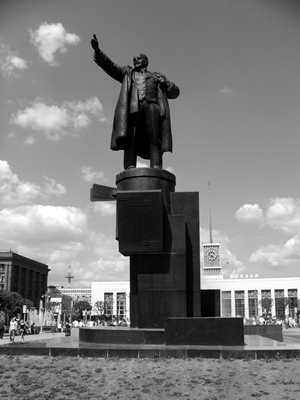 A statue of Lenin still stands in front of the Finlyandsky Rail Terminal in St. Petersburg, Russia. Image courtesy Wikipedia Commons.