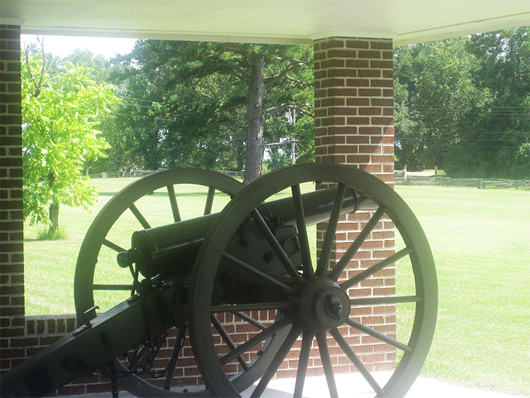 Confederate cannon at Mansfield Historic Site. Photo by Billy Hathorn, licensed under the Creative Commons Attribution-Share Alike 3.0 Unported license.