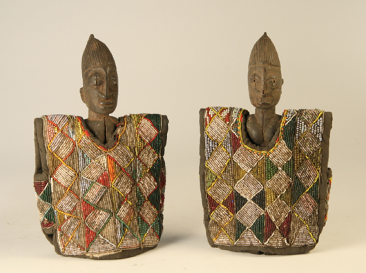 Coppia di gemelli ibeji con vesti di perline, Yoruba (Nigeria), legno, stoffa, perle di vetro, altezza cm 25, stima 2000-2500 euro, courtesy Cambi Casa d’Aste