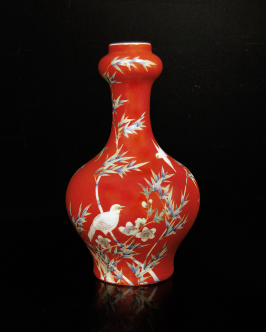A rare Qing Dynasty Famille Rose red garlic head vase similar to one in the permanent collection of the Beijing Capital Museum. Image courtesy Gianguan Auctions.