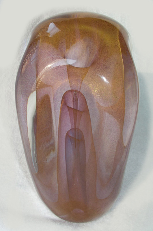 Dominick Labino called this particular vase Break-Through Gold Veilings from the Emergence Series. Labino (1910-1987), who worked in Toledo, Ohio, was a pioneer in studio glass. Image by Gloverpark. This file is licensed under the Creative Commons Attribution-Share Alike 3.0 Unported license.