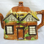 An English cottageware teapot by Price. Image courtesy LiveAuctioneers.com and Dennis Auction Service Inc.