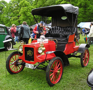 A 1906 REO Runabout. This file is licensed under the Creative Commons Attribution-Share Alike 3.0 Unported license.