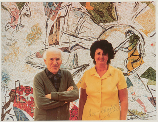 Artist Marc Chagall pictured with Annabelle Wiener, director of volunteers for World Federation of United Nations Associations, in front of his United Nations mural in New York, 1967. Image courtesy LiveAuctioneers.com Archive and Early American History Auctions.