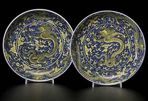 An important pair of Kangxi chargers led Cowan’s Asian Art auction, selling for $274,500. Cowan’s Auctions Inc. image.