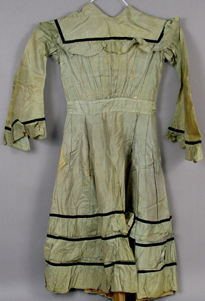 Nineteenth century child's gown. Image courtesy LiveAuctioneers.com Archive and Kaminski Auctions.