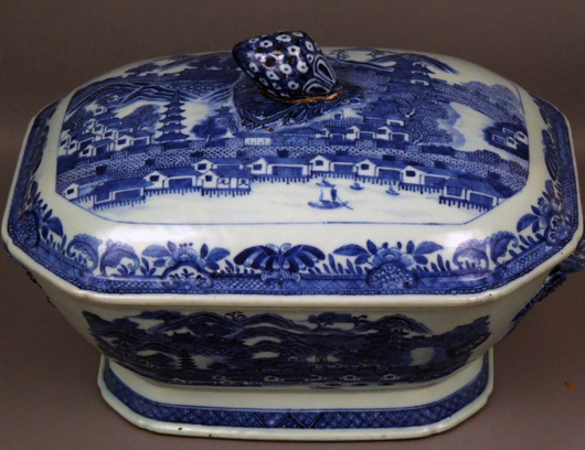 Rare Chinese Qianlong tureen adorned with scene of Great Wall of China. Manatee Galleries image.
