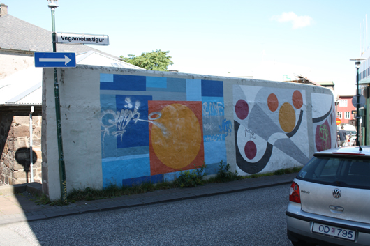 A wall mural with simple, structured shapes on Vegamotastigur Street in Reykjavik. Artist unknown. Photo by Kelsey Savage.