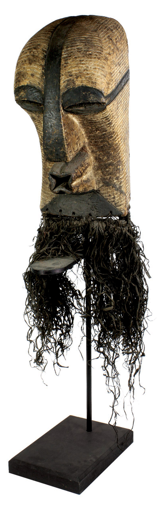 The decorative art category featured a very large and impressive ethnographic and tribal arts collection. The highlight of the ethnographic and tribal arts offerings was this Kifwebe Society, Songye, D.R. Congo dance mask from the Hemphill Collection of San Francisco, which sold for $1,422. Image courtesy of Clars.