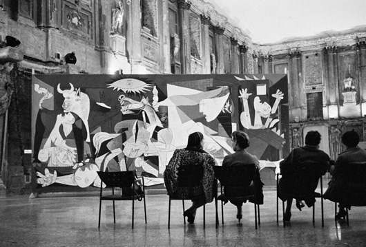 Visitors at the Picasso exhibition at Palazzo Reale in Milan in September 1953. Credit: © Rene Burri / Magnum Photos / Contrasto. © Succession Picasso by SIAE 2012. 