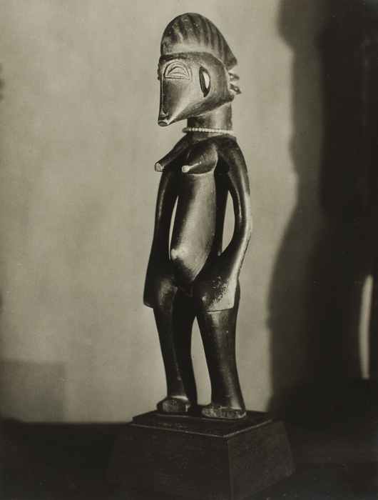 Senufo feminin figure, Niena, Mali, circa 1934, vintage gelatin silver print. Estimate: 30,000-40,000 euros. Soler y Llach image.