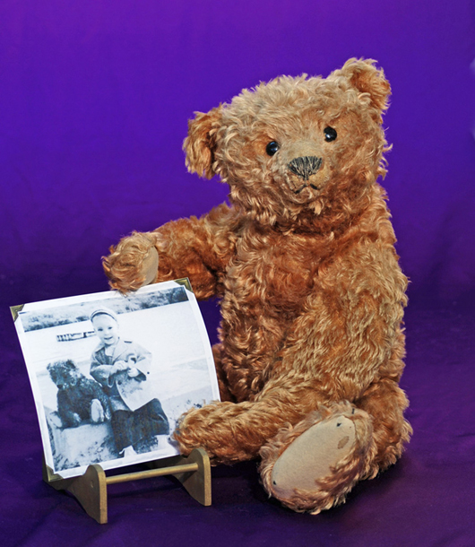Steiff mohair teddy bear, 1907. Frasher’s Doll Auctions image.