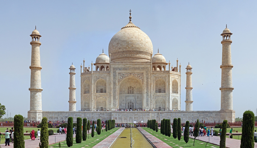 The Taj Mahal in Agra, India. Photo by Muhammad Mahdi Karim, published under the terms of the GNU Free Documentation License, Version 1.2. 