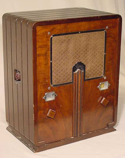Art Deco styled Majestic Model 461 radio. Image courtesy LiveAuctioneers.com and Tom Harris Auctions.