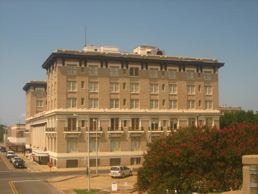 Alexandria's historic Hotel Bentley, constructed in 1907. Image by Billy Hathorn at en.wikipedia. This file is licensed under the Creative Commons Attribution-Share Alike 3.0 Unported license.