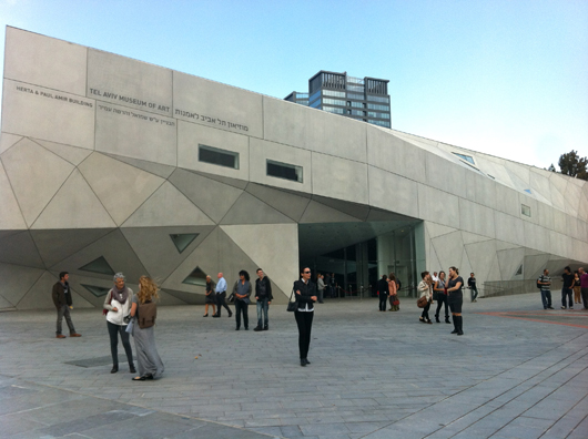 The Herta and Paul Amir Building of the Tel Aviv Museum of Art. Image by Arthur Schmunk. This file is licensed under the Creative Commons Attribution 2.5 Generic license.