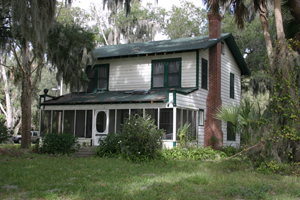 'Ma' and Fred Barker died in the upper left bedroom of this cottage, which has been restored since this photo was taken in 2007. Image by The Goodspeeds, courtesy of Wikimedia Commons.