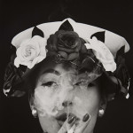 William Klein (1928), 'Hat + 5 Roses, Paris (Vogue),' 1956, stampa alla gelatina sali d’argento, stampata nel 1980 circa. Firmata, intitolata e datata a matita sul verso. Provenienza: Howard Greenberg Gallery, New York.  Stima €3.600-€4.500. Prezzo di aggiudicazione €3.600. Foto: Minerva Auctions.