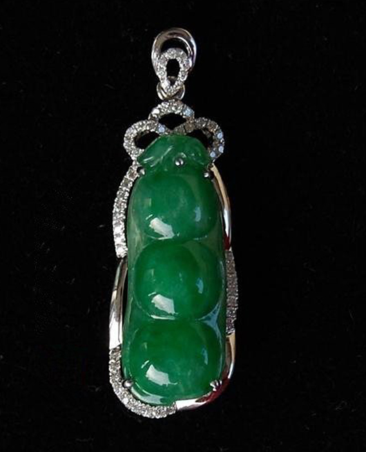 Grade 18K natural jadeite pendant with diamond, leaf motif, jadeite size: 3.5 x 1.2 x 0.8 centimeters. Estimate: $3,000-$4,500. Antiques Gallery image.