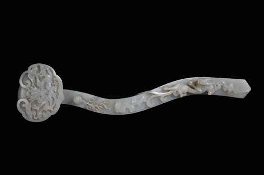 White-celadon jade scepter with relief sculpted dragons, China, Qing Dynasty, Qianlong Period (1736-1795), 43 centimeters. Courtesy Cambi Casa d'Aste, Genoa.