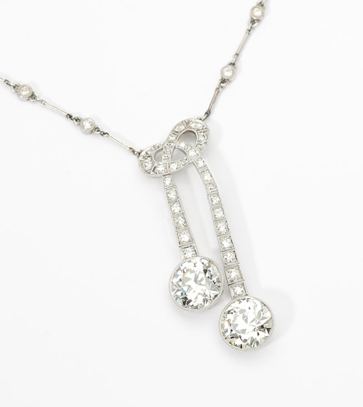 An Edwardian platinum necklace sporting twin European-cut diamonds fetched $33,000 at Moran’s HQ Jewelry Auction. John Moran image.