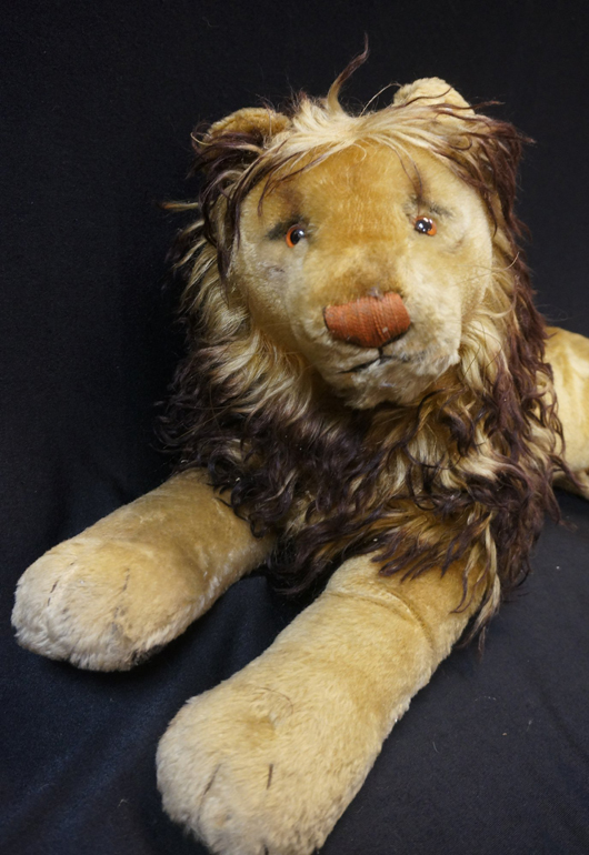 Large-size Steiff Lion with button in ear, 26 x 13½ in. Tonya A. Cameron Auctions image.