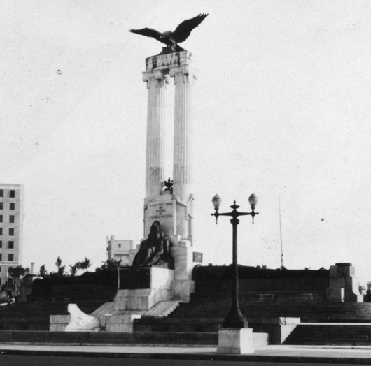 The monument to the USS Maine in Havana photographed circa 1930. Image published according to terms of the Free Art License. 