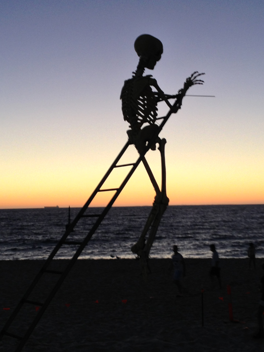 Australian artist Ken Unsworth’s ‘Look This Way’ was among the most popular works at this year’s Sculpture by the Sea in Cottesloe where it cast dramatic silhouette against the evening sky. Image Auction Central News.