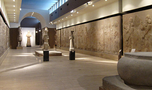 The Assyrian Hall at the National Museum of Iraq, photographed in October 2009. Image by Baghdadi. This file is licensed under the Creative Commons Attribution-Share Alike 3.0 Unported license.